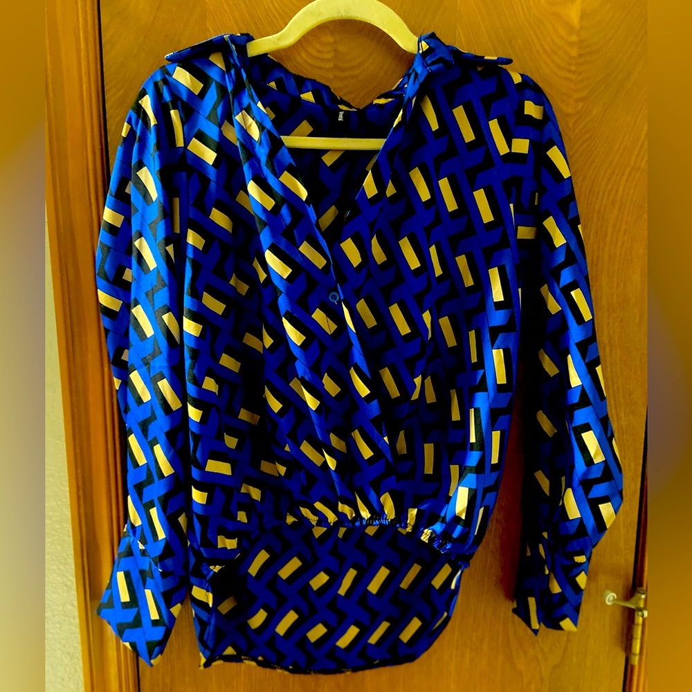 HOC Winter long-sleeve button-up blouse, high/low fit, size small.